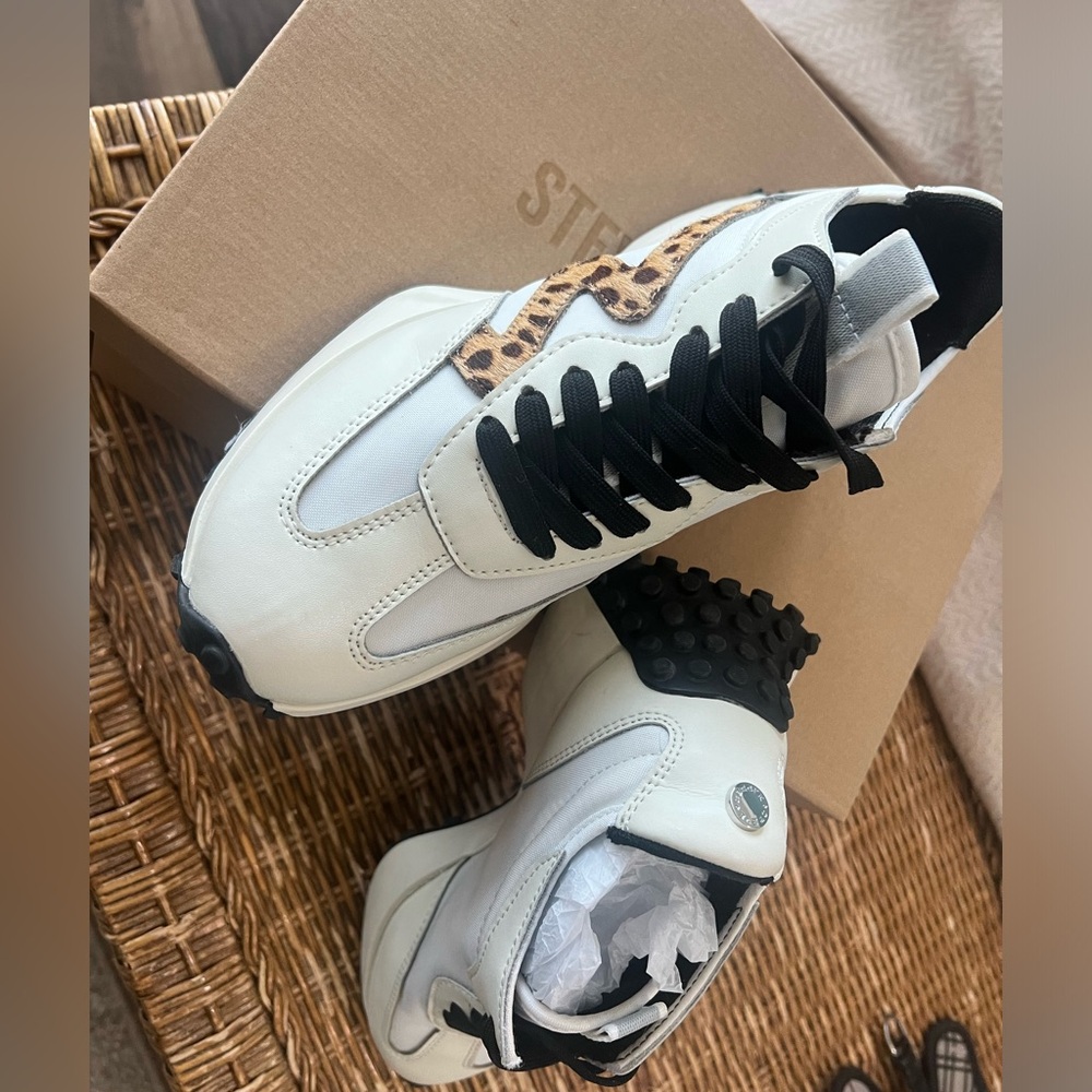 71/2 Steve Madden white sneaker